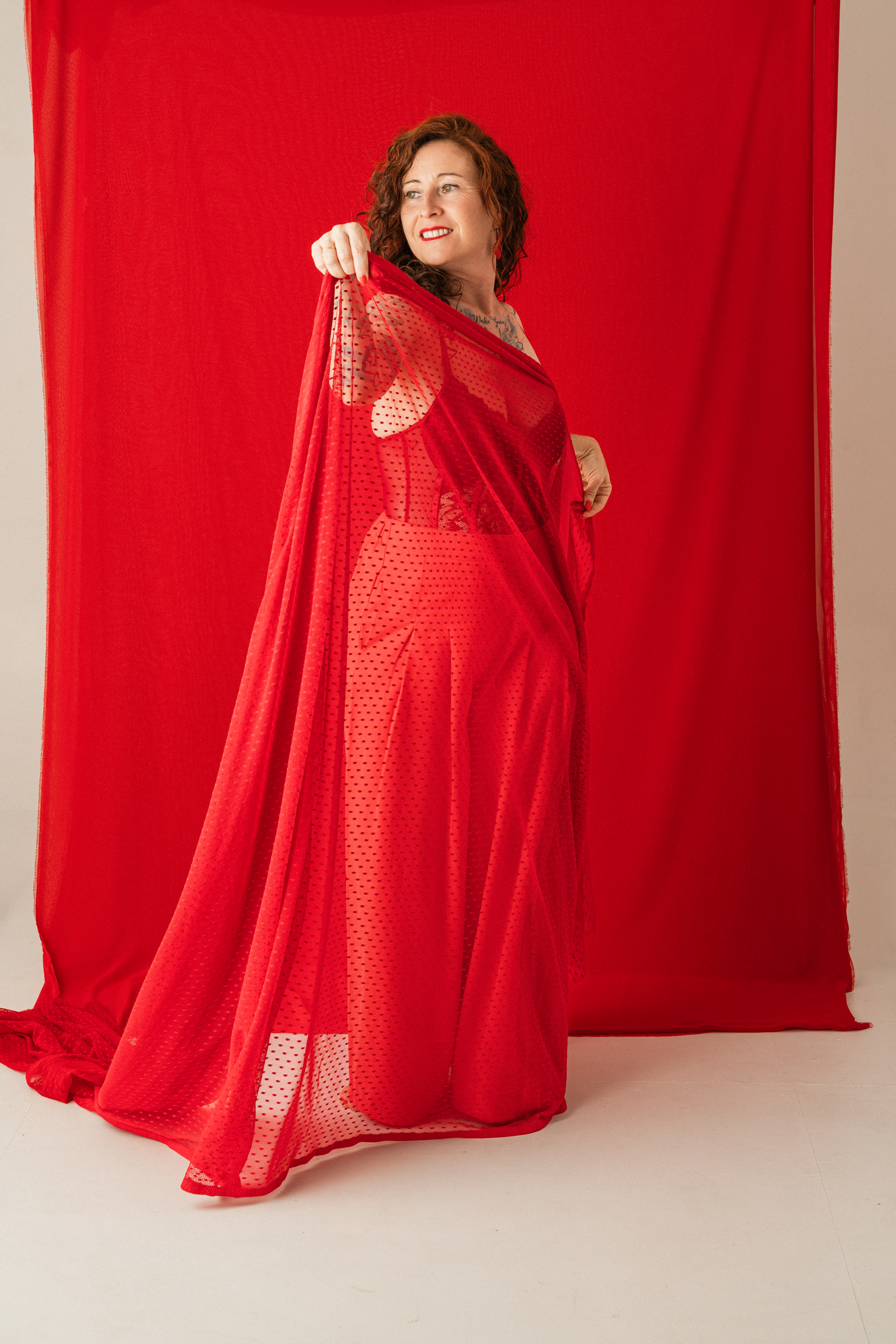 Marina con velo rojo