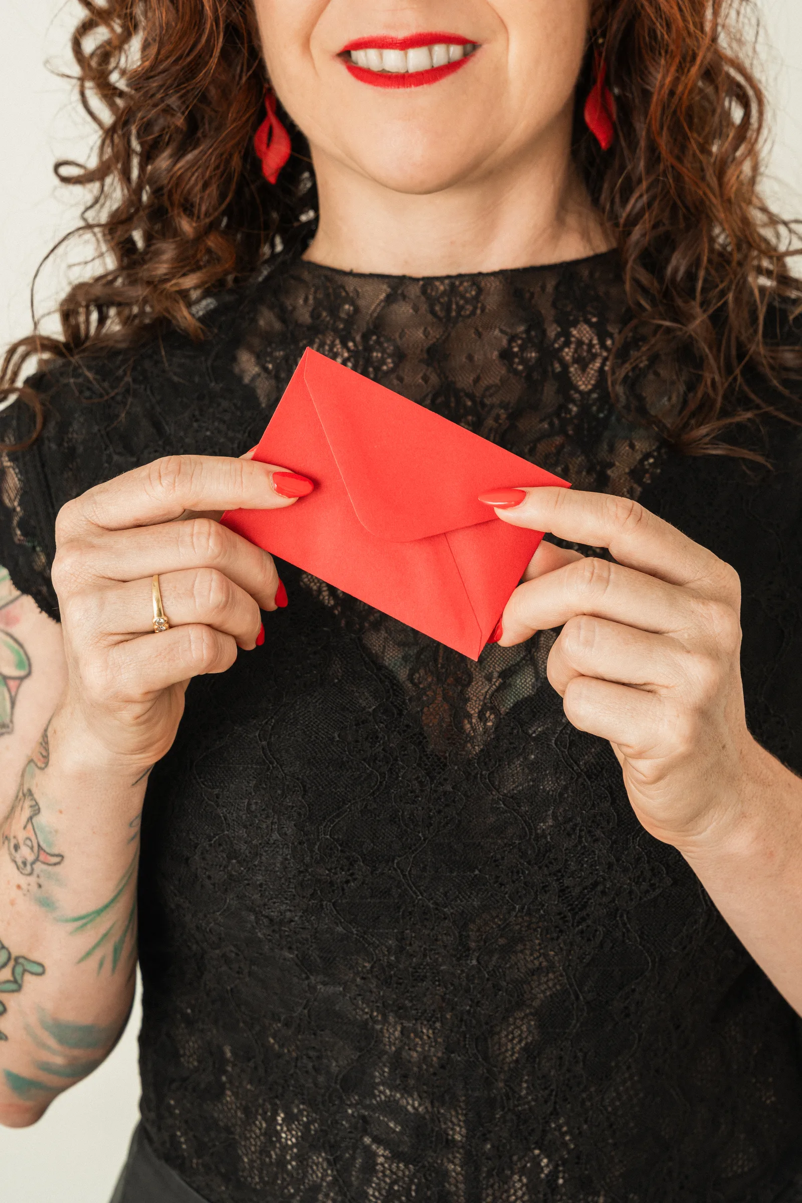 Marina sosteniendo un sobre rojo de Las Cartas de La Roja